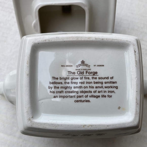 Charming Cottage Teapot with Horse Design - Picture 4 of 4